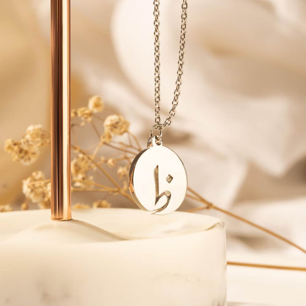 Bazinco Arabic Initial Disc Necklace – Personalized Round Pendant Necklace for Women