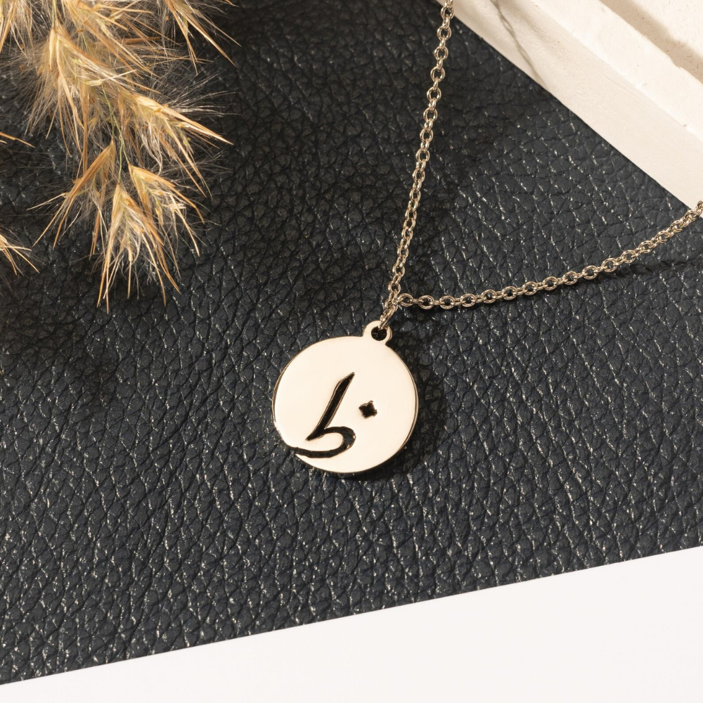 Bazinco Arabic Initial Disc Necklace – Personalized Round Pendant Necklace for Women